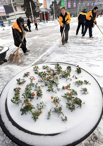 2月11日,環(huán)衛(wèi)工人在鄭州二七紀(jì)念塔廣場上清除積雪。10日晚,鄭州市下了小到中雪。11日凌晨,城區(qū)最低氣溫降至零下4攝氏度。據(jù)氣象部門預(yù)測,今后兩日內(nèi),鄭州地區(qū)的天氣基本為多云或陰天,溫度會更低,但不會再有降雪。新華社記者 王頌 攝