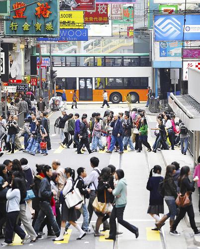 2月12日,在港島波斯富街,行人匆匆通過馬路。香港特區(qū)政府統(tǒng)計(jì)處11日發(fā)表數(shù)字顯示,2009年底香港人口臨時(shí)數(shù)字為702.64萬人,與2008年底相比增加3.75萬人,增長率為0.5%。根據(jù)慣例,特區(qū)政府每次發(fā)表最新的人口數(shù)字為“臨時(shí)數(shù)字”,經(jīng)修訂的數(shù)字會(huì)在其后6個(gè)月公布。新華社記者 黃曉勇 攝