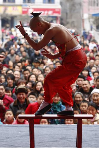 2月12日,四川省遂寧市川劇團(tuán)演員為安居區(qū)磨溪鎮(zhèn)地震災(zāi)區(qū)群眾表演《滾燈》。當(dāng)日,文化下鄉(xiāng)慰問演出“文化大篷車”開進(jìn)地震災(zāi)區(qū)四川遂寧安居區(qū)磨溪鎮(zhèn),為災(zāi)區(qū)群眾送來了新春文化大餐。新華社發(fā)(鐘敏 攝)