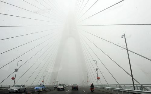 2月23日,汽車從大霧籠罩的世紀(jì)大橋上通過。當(dāng)日,椰城海口市又出現(xiàn)大霧天氣。據(jù)海南省氣象臺分析,近期海南多霧天氣與春節(jié)期間兩股冷空氣影響以及近日天氣回暖有關(guān)。預(yù)計潮濕天氣將于2月23日趨于結(jié)束, 24日至27日,海南北部內(nèi)陸最高氣溫將達(dá)34攝氏度以上。新華社記者 趙穎全 攝