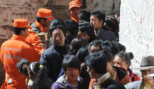 拉薩色拉寺消防大隊官兵在狹窄的朝佛路上維護(hù)秩序,幫助廣大群眾(2月22日攝)。春節(jié)、藏歷新年期間,拉薩三大寺的消防官兵放棄休息時間,堅守在工作崗位上。他們除執(zhí)行寺廟安全巡邏的任務(wù)與維持正常公共秩序外,還為前來朝佛的群眾提供熱情的服務(wù)。新華社記者 格桑達(dá)瓦 攝