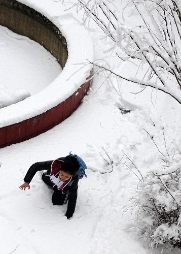 3月15日晨,一位小學(xué)生踏著沒(méi)膝的積雪艱難行走。受冷暖空氣的共同影響,3月14日夜間至15日凌晨,沈陽(yáng)降下暴雪。這場(chǎng)降雪雖然有利于凈化空氣,降低森林火險(xiǎn)等級(jí),但也給早上出行的人們帶來(lái)較大影響。新華社記者 任勇 攝