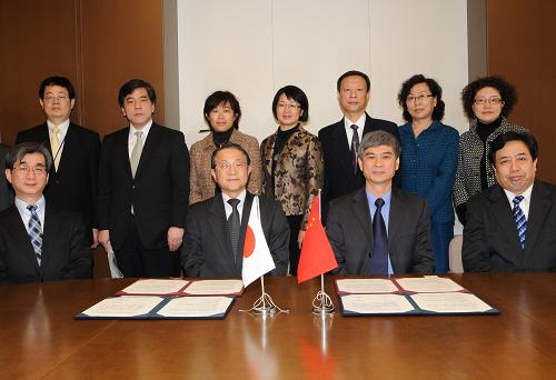 3月15日,中國(guó)國(guó)家版權(quán)局版權(quán)管理司司長(zhǎng)王自強(qiáng)(前右二)與日本文化廳長(zhǎng)官玉井日出夫(前左二)在東京交換有關(guān)著作權(quán)及著作鄰接權(quán)的戰(zhàn)略合作備忘錄后合影。雙方將通過(guò)推進(jìn)有關(guān)著作權(quán)的交流與合作,促進(jìn)兩國(guó)文化出版活動(dòng)的進(jìn)一步發(fā)展。新華社記者 華義 攝