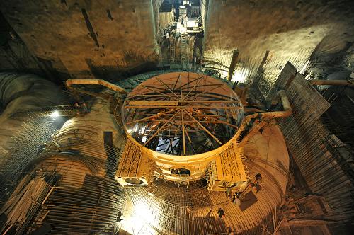 工人在三峽地下電站廠房施工(3月13日攝)。目前,三峽地下電站建設(shè)施工進(jìn)展順利,機組蝸殼已經(jīng)全部安裝到位,正加緊安裝6臺機組的機坑里襯。位于三峽工程右岸的地下電站設(shè)計安裝6臺單機容量70萬千瓦的大型發(fā)電機組,主廠房長311.3米、寬32.6米、高87米,其跨度和高度在目前國內(nèi)地下廠房中均位居第一。新華社記者 郝同前 攝