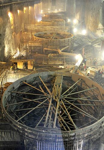 這是三峽地下電站廠房(3月13日攝)。目前,三峽地下電站建設(shè)施工進(jìn)展順利,機組蝸殼已經(jīng)全部安裝到位,正加緊安裝6臺機組的機坑里襯。位于三峽工程右岸的地下電站設(shè)計安裝6臺單機容量70萬千瓦的大型發(fā)電機組,主廠房長311.3米、寬32.6米、高87米,其跨度和高度在目前國內(nèi)地下廠房中均位居第一。新華社記者 郝同前 攝