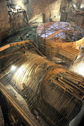 工人在三峽地下電站廠房施工(3月13日攝)。目前,三峽地下電站建設(shè)施工進(jìn)展順利,機組蝸殼已經(jīng)全部安裝到位,正加緊安裝6臺機組的機坑里襯。位于三峽工程右岸的地下電站設(shè)計安裝6臺單機容量70萬千瓦的大型發(fā)電機組,主廠房長311.3米、寬32.6米、高87米,其跨度和高度在目前國內(nèi)地下廠房中均位居第一。新華社記者 郝同前 攝