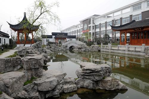 這是蘇州常熟市援建的綿竹市土門鎮(zhèn)學(xué)校內(nèi)的園林景觀(3月13日攝)。汶川地震兩周年即將到來,江蘇省蘇州市對口援建地震極重災(zāi)區(qū)四川省綿竹市的大部分項(xiàng)目即將完工。蘇州市在對口援建中,將蘇州園林風(fēng)格與川西民居風(fēng)格相融合,為綿竹市打造了一個個實(shí)用而美麗的公共建筑。新華社記者陳燮攝