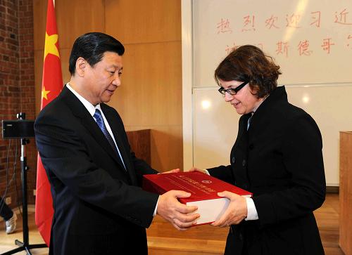 3月30日,正在瑞典訪問的中國國家副主席習(xí)近平參觀斯德哥爾摩大學(xué)孔子學(xué)院。這是習(xí)近平向斯德哥爾摩大學(xué)贈送電子版圖書。新華社記者 饒愛民 攝