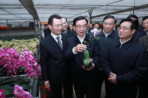 3月26日至30日,中共中央政治局常委、中央紀(jì)委書(shū)記賀國(guó)強(qiáng)在浙江省考察。這是3月28日,賀國(guó)強(qiáng)在杭州市蕭山區(qū)傳化花卉基地考察。新華社記者 龐興雷 攝