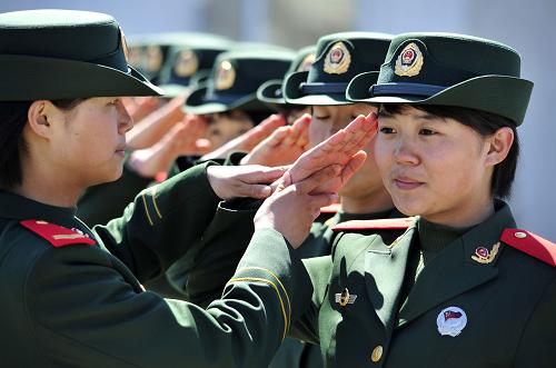 4月2日,大學(xué)畢業(yè)入伍的女士兵在進(jìn)行軍禮訓(xùn)練。來(lái)自內(nèi)蒙古大學(xué)、內(nèi)蒙古師范大學(xué)、陜西省延安大學(xué)等多所學(xué)校的400多名大學(xué)畢業(yè)生入伍到武警內(nèi)蒙古總隊(duì)。近年來(lái),先后有近千名大學(xué)畢業(yè)生入伍到武警內(nèi)蒙古總隊(duì)。新華社記者 李欣 攝