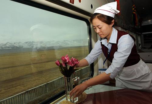 這是京藏車(chē)隊(duì)第九包乘組餐車(chē)員王燕在拉薩至北京列車(chē)上整理餐桌(3月28日攝)。北京客運(yùn)段京藏車(chē)隊(duì)值乘的T27/28次列車(chē),從北京至拉薩全程4064公里, 單程運(yùn)行約46小時(shí)30分。在青藏鐵路線上,京藏車(chē)隊(duì)470多名乘務(wù)人員克服高寒缺氧等困難,為廣大旅客提供了熱情周到的優(yōu)質(zhì)服務(wù)。他們注重提高服務(wù)細(xì)節(jié),先后推出了漢、藏、英三種語(yǔ)言服務(wù),以及10多種藏、回菜肴和介紹高原風(fēng)光等13項(xiàng)服務(wù)內(nèi)容,架起了民族團(tuán)結(jié)的橋梁。新華社記者 唐召明 攝
