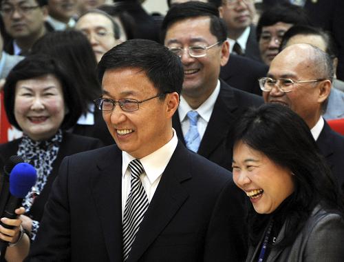 4月6日,上海市市長韓正(前左)抵達臺北松山機場,臺北市副市長李永萍(前右)前來接機。應(yīng)臺北市市長郝龍斌的邀請,上海市市長韓正4月6日上午率上海市政府訪問團抵達臺北,對臺灣進行為期4天的訪問。韓正將出席“上海—臺北城市論壇”,并推介上海世博會。由260余人組成的上海市政府訪問團,將與臺北市在經(jīng)濟、文化、旅游、科技、環(huán)保等方面開展深入交流。上海企業(yè)將與臺灣企業(yè)簽署一批經(jīng)貿(mào)合作項目。訪問團還將參訪臺北縣、臺中市和桃園縣。新華社發(fā)(吳景騰 攝)