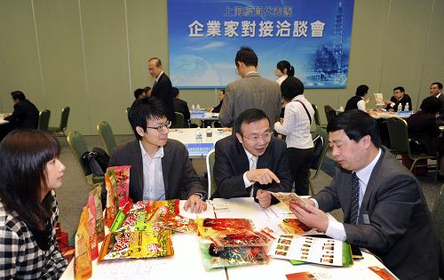 4月6日,上海經(jīng)貿(mào)代表團在臺北國際會議中心舉辦企業(yè)家對接洽談會。46家上海企業(yè)將與臺灣各類廠商進行商貿(mào)交流。代表團將前往考察新竹科學園區(qū)、參訪統(tǒng)一企業(yè),主要采購百貨業(yè)相關(guān)產(chǎn)品、農(nóng)產(chǎn)品及電子零組件等。新華社發(fā)(吳景騰 攝)