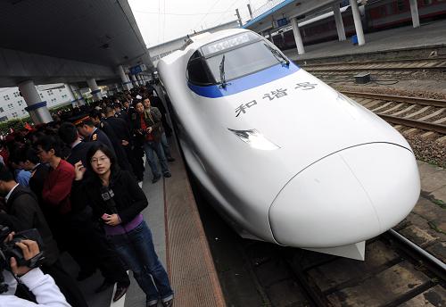 4月26日,福廈鐵路運行的首趟和諧號動車在福州火車站準備出發(fā)。當日,總投資152.59億元、全長274.9公里的福(州)廈(門)高速鐵路正式開通運營。這條鐵路的通車運營,使福廈之間鐵路運行時間從原來中轉(zhuǎn)繞行所需的11個小時縮短到目前的1.5個小時。新華社記者 姜克紅 攝