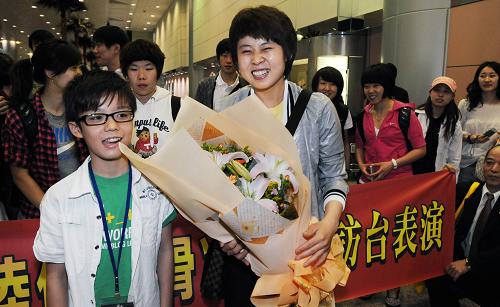 5月3日,一名臺灣的滑冰小選手(左)在臺北桃園機場向冬奧會短道速滑冠軍王濛獻花。應中華臺北奧委會的邀請,大陸優(yōu)秀滑冰選手訪問團一行31人于5月3日抵臺,進行為期8天的表演參訪活動。訪問團成員以不久前從溫哥華冬奧會載譽歸來的短道速滑和花樣滑冰獲獎運動員為主,包括王濛、周洋、張會、孫琳琳、龐清、佟健、張丹、張昊等名將。運動員們將與臺灣青少年短道速滑及花樣滑冰選手進行示范交流,還將在臺北小巨蛋滑冰場進行兩場表演活動。新華社發(fā)