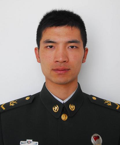這是中國(guó)人民解放軍66010部隊(duì)55中隊(duì)中士習(xí)朝峰。 為樹立和宣傳當(dāng)代青年的優(yōu)秀典型,引導(dǎo)和激勵(lì)全國(guó)廣大青年積極投身全面建設(shè)小康社會(huì)的偉大實(shí)踐,共青團(tuán)中央、全國(guó)青聯(lián)日前決定,授予習(xí)朝峰等30名同志第十四屆“中國(guó)青年五四獎(jiǎng)?wù)?#8221;榮譽(yù)稱號(hào)。新華社發(fā)