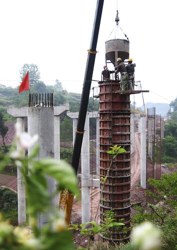 5月3日,工人在四川達州境內的包茂高速公路達陜段建設工地施工。 目前,包茂高速公路達陜段工程建設進展迅速,目前已完成總工程量的77.1%,其中橋梁樁基建設已完成93%。中國國家高速公路網包頭至茂名高速公路(G65)達陜段北起陜西省青荊(西安至安康高速陜川界),南接達(州)渝(重慶)高速公路徐家壩,全長143公里,采用雙向四車道高速公路標準建設。該工程于2007年12月25日正式動工,計劃于2011年竣工通車。新華社發(fā)(鄧良奎 攝)