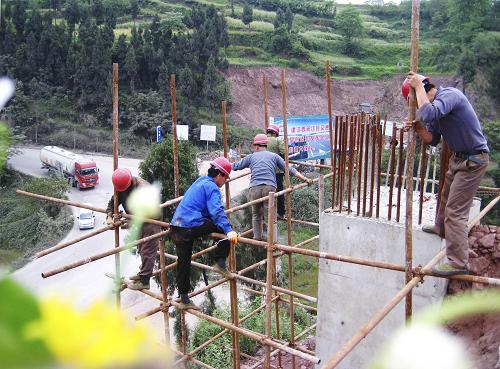 5月3日,工人在四川達州境內的包茂高速公路達陜段建設工地施工。 目前,包茂高速公路達陜段工程建設進展迅速,目前已完成總工程量的77.1%,其中橋梁樁基建設已完成93%。中國國家高速公路網包頭至茂名高速公路(G65)達陜段北起陜西省青荊(西安至安康高速陜川界),南接達(州)渝(重慶)高速公路徐家壩,全長143公里,采用雙向四車道高速公路標準建設。該工程于2007年12月25日正式動工,計劃于2011年竣工通車。新華社發(fā)(鄧良奎 攝)