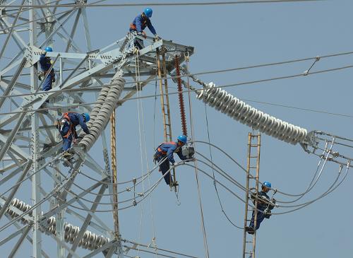 5月3日,幾名電力職工在江蘇無(wú)錫新區(qū)220千伏線路上安裝導(dǎo)線。當(dāng)日,江蘇無(wú)錫供電公司300多名職工放棄假日休息,對(duì)該線路進(jìn)行遷移改造,至此京滬高鐵無(wú)錫沿線高壓線鐵塔遷移改造全部完成。據(jù)了解,為確保京滬高速鐵路無(wú)錫段的正常建設(shè)和用電安全,該公司已對(duì)220千伏鐵塔25基、500千伏鐵塔21基進(jìn)行了遷移改造,以確保京滬高鐵無(wú)錫段按期通車(chē)。新華社發(fā)(潘正光 攝)
