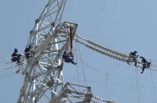 5月3日,幾名電力職工在江蘇無(wú)錫新區(qū)220千伏線路上安裝導(dǎo)線。當(dāng)日,江蘇無(wú)錫供電公司300多名職工放棄假日休息,對(duì)該線路進(jìn)行遷移改造,至此京滬高鐵無(wú)錫沿線高壓線鐵塔遷移改造全部完成。據(jù)了解,為確保京滬高速鐵路無(wú)錫段的正常建設(shè)和用電安全,該公司已對(duì)220千伏鐵塔25基、500千伏鐵塔21基進(jìn)行了遷移改造,以確保京滬高鐵無(wú)錫段按期通車(chē)。新華社發(fā)(潘正光 攝)