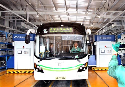 5月7日,一輛電動公交車駛?cè)雸@區(qū)內(nèi)的充電站進(jìn)行充電。“低碳世博”是上海世博會彰顯的理念之一,園區(qū)內(nèi)運(yùn)行的公交車全部實(shí)現(xiàn)零排放。自開園以來,上海巴士一汽累計(jì)為1100多輛次的園區(qū)電動公交車充電,確保了園區(qū)的公交車正常運(yùn)行。新華社記者 凡軍 攝