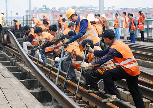 5月10日,工人們?yōu)榫沤L江大橋鐵路橋南引橋上行線更換鋼軌。當(dāng)日,南昌鐵路局組織相關(guān)單位人員開始為九江長江大橋鐵路橋更換鋼軌。這是九江長江大橋鐵路橋20世紀(jì)90年代建成通車后首次全面更換鋼軌,大橋上、下行線路共計(jì)16公里的鋼軌計(jì)劃6月底全部更換完畢。新華社發(fā)(胡國林 攝)