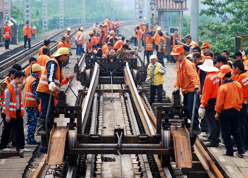 5月10日,工人們?yōu)榫沤L江大橋鐵路橋南引橋上行線更換鋼軌。當(dāng)日,南昌鐵路局組織相關(guān)單位人員開始為九江長江大橋鐵路橋更換鋼軌。這是九江長江大橋鐵路橋20世紀(jì)90年代建成通車后首次全面更換鋼軌,大橋上、下行線路共計(jì)16公里的鋼軌計(jì)劃6月底全部更換完畢。新華社發(fā)(胡國林 攝)