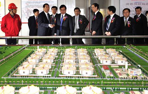 5月11日,參加開工儀式的嘉賓參觀中國(guó)石化天津原油商業(yè)儲(chǔ)備基地模型。當(dāng)日,根據(jù)國(guó)家能源戰(zhàn)略需求,中國(guó)石化天津原油商業(yè)儲(chǔ)備基地工程建設(shè)在濱海新區(qū)原油儲(chǔ)備基地舉行開工儀式。據(jù)介紹,該工程位于天津?yàn)I海新區(qū)南港工業(yè)區(qū),基地工程將建成32座10萬(wàn)立方米儲(chǔ)罐及配套設(shè)施。新華社記者 劉海峰 攝