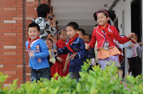 5月11日,在湖北省宜都市楊守敬小學(xué)舉行的防災(zāi)演練中,學(xué)生在老師的引導(dǎo)下跑步進(jìn)入應(yīng)急避難場(chǎng)所。在5月12日第二個(gè)國(guó)家“防災(zāi)減災(zāi)日”到來(lái)之際,各地中小學(xué)紛紛在校園內(nèi)舉行防災(zāi)減災(zāi)演練,旨在增強(qiáng)師生們的防災(zāi)減災(zāi)意識(shí)并提高應(yīng)急自救知識(shí)技能。新華社發(fā)(曹禮達(dá) 攝)