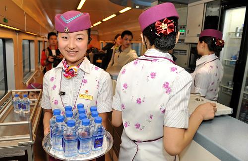 5月12日,在成都至都江堰的首趟“和諧號(hào)”動(dòng)車(chē)組列車(chē)上,列車(chē)員李萍(前左)在車(chē)廂內(nèi)服務(wù)。當(dāng)日,成都至都江堰鐵路正式開(kāi)通運(yùn)營(yíng),這對(duì)加快四川省和成都市災(zāi)后重建,進(jìn)一步恢復(fù)和開(kāi)發(fā)青城山——都江堰旅游資源,促進(jìn)災(zāi)區(qū)經(jīng)濟(jì)社會(huì)發(fā)展將起到巨大的推動(dòng)作用。成都至都江堰鐵路工程是汶川地震后,鐵道部與四川省簽訂的第一個(gè)災(zāi)后重建重點(diǎn)基礎(chǔ)設(shè)施項(xiàng)目。鐵路運(yùn)營(yíng)里程65公里,起于成都火車(chē)北站,止于都江堰市青城山站。開(kāi)行“和諧號(hào)”動(dòng)車(chē)組列車(chē),最高時(shí)速220公里,全程運(yùn)行時(shí)間為半小時(shí)左右。新華社記者 陳凱 攝
