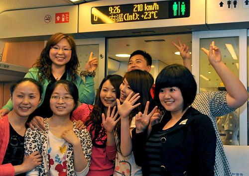 5月12日,在成都至都江堰的首趟“和諧號(hào)”動(dòng)車(chē)組列車(chē)上,乘客們?cè)诹熊?chē)運(yùn)行速度的顯示器下留影。當(dāng)日,成都至都江堰鐵路正式開(kāi)通運(yùn)營(yíng),這對(duì)加快四川省和成都市災(zāi)后重建,進(jìn)一步恢復(fù)和開(kāi)發(fā)青城山——都江堰旅游資源,促進(jìn)災(zāi)區(qū)經(jīng)濟(jì)社會(huì)發(fā)展將起到巨大的推動(dòng)作用。成都至都江堰鐵路工程是汶川地震后,鐵道部與四川省簽訂的第一個(gè)災(zāi)后重建重點(diǎn)基礎(chǔ)設(shè)施項(xiàng)目。鐵路運(yùn)營(yíng)里程65公里,起于成都火車(chē)北站,止于都江堰市青城山站。開(kāi)行“和諧號(hào)”動(dòng)車(chē)組列車(chē),最高時(shí)速220公里,全程運(yùn)行時(shí)間為半小時(shí)左右。新華社記者 陳凱 攝