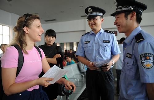 5月12日,來(lái)自意大利的游客阿塞莉?qū)ο蛩峁椭蔫F路民警表示感謝。當(dāng)日,杭州火車站派出所民警來(lái)到火車站,向旅客發(fā)放鐵道部、公安部關(guān)于世博期間旅客乘坐進(jìn)滬列車相關(guān)規(guī)定的宣傳單,并為旅客提供引導(dǎo)和咨詢服務(wù)。為確保上海世博會(huì)舉辦期間旅客乘坐火車安全有序,浙江鐵路公安機(jī)關(guān)確定了以杭州、杭州南、寧波、嘉興等6個(gè)車站為重點(diǎn)鐵路口岸,以進(jìn)(經(jīng))滬為重點(diǎn)列車和線路區(qū)段進(jìn)行流動(dòng)打擊整治等專項(xiàng)行動(dòng),密織“環(huán)滬護(hù)城河”鐵路安全網(wǎng),共投入安保力量3500余人次,通過(guò)身份查詢綜合系統(tǒng)對(duì)比人員46.3萬(wàn)人、檢查進(jìn)滬列車1830列。新華社記者 王小川 攝