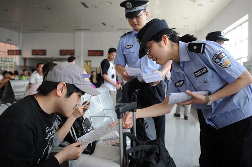 5月12日,杭州火車站派出所民警在火車站向旅客發(fā)放宣傳單。當(dāng)日,杭州火車站派出所民警來(lái)到火車站,向旅客發(fā)放鐵道部、公安部關(guān)于世博期間旅客乘坐進(jìn)滬列車相關(guān)規(guī)定的宣傳單,并為旅客提供引導(dǎo)和咨詢服務(wù)。為確保上海世博會(huì)舉辦期間旅客乘坐火車安全有序,浙江鐵路公安機(jī)關(guān)確定了以杭州、杭州南、寧波、嘉興等6個(gè)車站為重點(diǎn)鐵路口岸,以進(jìn)(經(jīng))滬為重點(diǎn)列車和線路區(qū)段進(jìn)行流動(dòng)打擊整治等專項(xiàng)行動(dòng),密織“環(huán)滬護(hù)城河”鐵路安全網(wǎng),共投入安保力量3500余人次,通過(guò)身份查詢綜合系統(tǒng)對(duì)比人員46.3萬(wàn)人、檢查進(jìn)滬列車1830列。新華社記者 王小川 攝