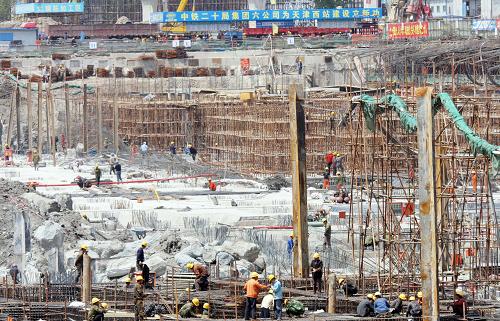 5月12日,工人在天津西站工程主體結(jié)構(gòu)建設(shè)工地緊張施工。京滬高速鐵路的重要節(jié)點(diǎn)工程——天津西站工程目前已進(jìn)入主體結(jié)構(gòu)施工階段。天津西站工程2009年2月正式開(kāi)工建設(shè),總投資160億元,計(jì)劃2011年建成投入使用。屆時(shí),將成為連接京滬高速鐵路、京津城際軌道交通和津秦客運(yùn)專線的現(xiàn)代化綜合客運(yùn)站。新華社發(fā)(張秀科 攝)