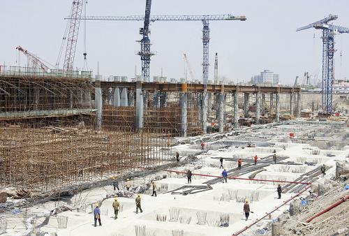 5月12日,天津西站工程主體結(jié)構(gòu)建設(shè)工地機(jī)械林立,一派熱火朝天的景象。京滬高速鐵路的重要節(jié)點(diǎn)工程——天津西站工程目前已進(jìn)入主體結(jié)構(gòu)施工階段。天津西站工程2009年2月正式開(kāi)工建設(shè),總投資160億元,計(jì)劃2011年建成投入使用。屆時(shí),將成為連接京滬高速鐵路、京津城際軌道交通和津秦客運(yùn)專線的現(xiàn)代化綜合客運(yùn)站。新華社發(fā)(張秀科 攝)