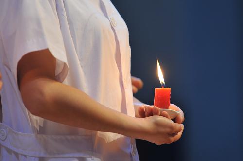 5月12日,一名護(hù)理專(zhuān)業(yè)的畢業(yè)生在護(hù)士授帽儀式上手捧象征奉獻(xiàn)精神的紅燭。當(dāng)日是國(guó)際護(hù)士節(jié),廣東河源市衛(wèi)生學(xué)校為該校1000多名應(yīng)屆護(hù)理專(zhuān)業(yè)畢業(yè)生舉行護(hù)士授帽儀式。新華社發(fā)(黃贊福 攝)