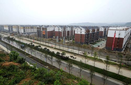 北川新縣城安居房一角(5月11日攝)。5月12日,由山東省援建、總投資50多億元的北川新縣城76個項目主體工程全部竣工。據(jù)介紹,北川縣城是災(zāi)后重建中唯一一個異地重建的縣城。新縣城全面建成后,人口將增至7萬,是老北川縣城的3倍以上。新華社記者 江宏景 攝