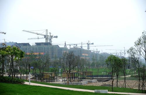 北川新縣城開始實施綠化工程建設(shè)(5月11日攝)。5月12日,由山東省援建、總投資50多億元的北川新縣城76個項目主體工程全部竣工。據(jù)介紹,北川縣城是災(zāi)后重建中唯一一個異地重建的縣城。新縣城全面建成后,人口將增至7萬,是老北川縣城的3倍以上。新華社記者 江宏景 攝