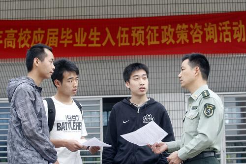 5月13日,負(fù)責(zé)征召畢業(yè)生入伍的人武部干事(右一)正在解答大學(xué)生們提出的問題。當(dāng)日,浙江工業(yè)大學(xué)在校內(nèi)舉行“2010年高校應(yīng)屆畢業(yè)生預(yù)征入伍政策咨詢活動(dòng)”,人武部、學(xué)生處、兵役機(jī)關(guān)的負(fù)責(zé)人現(xiàn)場(chǎng)解答了畢業(yè)生們的有關(guān)問題,幫助廣大畢業(yè)生及時(shí)了解、掌握應(yīng)征入伍的相關(guān)政策。為集中開展高校畢業(yè)生入伍宣傳動(dòng)員工作,從今年開始教育部把每年5月的第二周確定為“普通高等學(xué)校應(yīng)屆畢業(yè)生入伍預(yù)征工作周”。 浙江工業(yè)大學(xué)從5月10日開始開展“預(yù)征工作周”相關(guān)活動(dòng),包括舉辦大型政策咨詢活動(dòng)、各學(xué)院開展政策宣講活動(dòng)、每個(gè)班級(jí)開展主題黨團(tuán)活動(dòng)等,使每個(gè)畢業(yè)生都能了解國(guó)家鼓勵(lì)高校畢業(yè)生入伍的政策,增強(qiáng)畢業(yè)生履行義務(wù)、參軍報(bào)國(guó)的積極性和主動(dòng)性。新華社記者 徐昱 攝