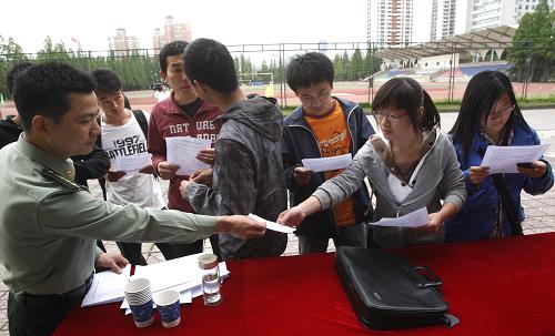 5月13日,負(fù)責(zé)征召畢業(yè)生入伍的人武部干事(左一)給大學(xué)生們分發(fā)資料。當(dāng)日,浙江工業(yè)大學(xué)在校內(nèi)舉行“2010年高校應(yīng)屆畢業(yè)生預(yù)征入伍政策咨詢活動(dòng)”,人武部、學(xué)生處、兵役機(jī)關(guān)的負(fù)責(zé)人現(xiàn)場(chǎng)解答了畢業(yè)生們的有關(guān)問題,幫助廣大畢業(yè)生及時(shí)了解、掌握應(yīng)征入伍的相關(guān)政策。為集中開展高校畢業(yè)生入伍宣傳動(dòng)員工作,從今年開始教育部把每年5月的第二周確定為“普通高等學(xué)校應(yīng)屆畢業(yè)生入伍預(yù)征工作周”。 浙江工業(yè)大學(xué)從5月10日開始開展“預(yù)征工作周”相關(guān)活動(dòng),包括舉辦大型政策咨詢活動(dòng)、各學(xué)院開展政策宣講活動(dòng)、每個(gè)班級(jí)開展主題黨團(tuán)活動(dòng)等,使每個(gè)畢業(yè)生都能了解國(guó)家鼓勵(lì)高校畢業(yè)生入伍的政策,增強(qiáng)畢業(yè)生履行義務(wù)、參軍報(bào)國(guó)的積極性和主動(dòng)性。新華社記者 徐昱 攝