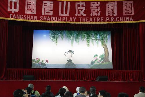 5月14日,觀眾在寶鋼大舞臺觀看經典皮影劇目《鶴與龜》。當日,上海世博會河北活動周正式啟動,河北唐山皮影劇團在世博園區(qū)內的寶鋼大舞臺為游客獻上《鶴與龜》《三打白骨精》等劇目。被譽為“冀東文藝三枝花”之一的唐山皮影戲發(fā)源于古灤州,已有大約千年歷史,因其影人、道具用驢皮精雕而成,故又稱“驢皮影”,是融光影、美術、雕刻、舞蹈、說唱等為一體的綜合性表演藝術。新華社記者 裴鑫 攝