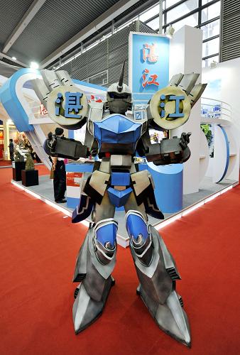 5月14日,湛江展區(qū)一位工作人員扮成變形金剛造型,為宣傳造勢。當(dāng)日,第六屆中國(深圳)國際文化產(chǎn)業(yè)博覽交易會在深圳會展中心開幕。本屆文博會為期4天,主展館展覽面積10.5萬平方米,設(shè)立文化產(chǎn)業(yè)項目交易館、創(chuàng)意生活館、影視動漫游戲館、演藝產(chǎn)業(yè)館等8個專業(yè)展館。共有1797個政府組團(tuán)、企業(yè)和機(jī)構(gòu)參展,全國31個省、自治區(qū)、直轄市以及港澳臺地區(qū)首次全部參展。主展館采購商超過4萬人,其中有來自美國、加拿大等65個國家和地區(qū)1萬多名海外采購商受邀參會。同時,文博會還設(shè)立了中國(深圳)設(shè)計之都創(chuàng)意產(chǎn)業(yè)園等35個分會場,配套舉辦權(quán)威信息發(fā)布、中國國際新媒體影視動漫節(jié)等活動。新華社記者 陳曄華 攝