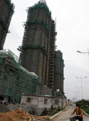 這是福建省縣級(jí)市福清城區(qū)一處在建的商品房項(xiàng)目(5月13日攝)。一線大城市房?jī)r(jià)正在苦苦掙扎,二、三線城市悄然躍上前臺(tái)。隨著開發(fā)商加快在二、三線城市的布局,部分縣市房?jī)r(jià)、地價(jià)出現(xiàn)了較快的漲勢(shì)。業(yè)內(nèi)人士及專家認(rèn)為,二、三線城市房地產(chǎn)升溫值得警惕,必須通過健全與完善房地產(chǎn)各項(xiàng)管理制度,防范二、三線城市房?jī)r(jià)、地價(jià)“跟風(fēng)”快漲,重蹈一線城市“覆轍”。新華社記者 來建強(qiáng) 攝