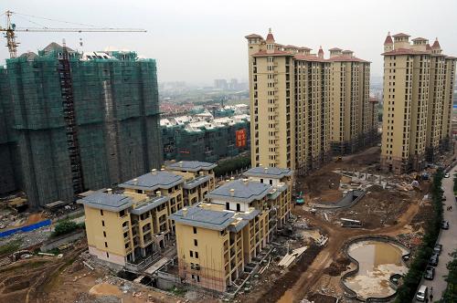 這是福州市倉(cāng)山區(qū)一處在建的商品房項(xiàng)目(5月8日攝)。一線大城市房?jī)r(jià)正在苦苦掙扎,二、三線城市悄然躍上前臺(tái)。隨著開發(fā)商加快在二、三線城市的布局,部分縣市房?jī)r(jià)、地價(jià)出現(xiàn)了較快的漲勢(shì)。業(yè)內(nèi)人士及專家認(rèn)為,二、三線城市房地產(chǎn)升溫值得警惕,必須通過健全與完善房地產(chǎn)各項(xiàng)管理制度,防范二、三線城市房?jī)r(jià)、地價(jià)“跟風(fēng)”快漲,重蹈一線城市“覆轍”。新華社記者 來建強(qiáng) 攝