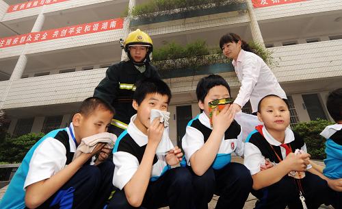 5月16日,湖南省消防總隊(duì)在長(zhǎng)沙市特殊教育學(xué)校進(jìn)行特殊群體消防逃生演習(xí)。在全國(guó)第二十個(gè)助殘日到來(lái)之際,湖南省消防總隊(duì)在長(zhǎng)沙市特殊教育學(xué)校進(jìn)行特殊群體消防演習(xí),并為殘疾學(xué)生講解消防知識(shí),讓他們學(xué)習(xí)如何在危險(xiǎn)環(huán)境下疏散逃生。新華社記者 龍弘濤 攝