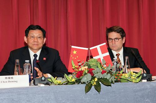 5月17日,在丹麥?zhǔn)锥几绫竟袊虅?wù)部長陳德銘(左)和丹麥經(jīng)濟(jì)與商務(wù)大臣米克爾森在中丹經(jīng)貿(mào)合作論壇暨商務(wù)合同簽字儀式后出席新聞發(fā)布會。 新華社發(fā)(林淼攝)