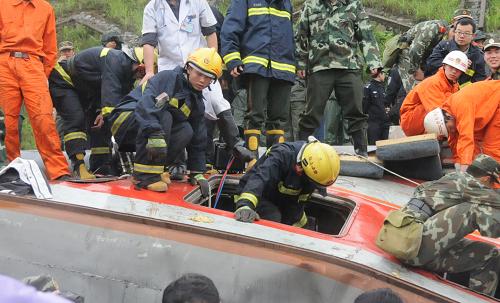 5月23日,現(xiàn)場正在緊急救援。當日,2時10分,因連日降雨造成山體滑坡掩埋線路,由上海南開往桂林的K859次(編組17輛)旅客列車,運行至江西省境內(nèi)滬昆鐵路余江至東鄉(xiāng)間(K699+700米處),發(fā)生脫線事故,機車及機后第1至9位車輛脫線,中斷上下行線路行車。目前,初步確認3人死亡、10人受傷。事故正在進一步清理中。新華社記者 陳春園 攝