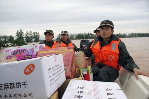 5月22日,武警宜春市支隊(duì)官兵將水和食物送往樟樹(shù)市中洲鄉(xiāng)石頭村,以解被困群眾生活之需。連日來(lái),江西省樟樹(shù)市遭受暴雨襲擊,導(dǎo)致其境內(nèi)16個(gè)村發(fā)生嚴(yán)重內(nèi)澇,洪水最深處達(dá)3米多。5月22日,被困群眾缺少糧食和飲用水,緊急向政府求援,武警宜春市支隊(duì)接到救援任務(wù)后,迅速派出60名官兵攜帶6艘沖鋒舟分別趕赴受災(zāi)地區(qū)進(jìn)行救援。截至22日20時(shí),武警宜春市支隊(duì)官兵共救出群眾300余人、運(yùn)送礦泉水、方便面等物資2.2噸計(jì)1500余件。新華社發(fā)(曹先訓(xùn) 攝)