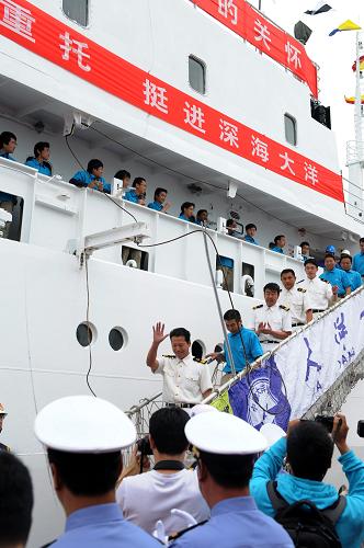 5月28日,船員和工作人員陸續(xù)走下舷梯。當日,中國遠洋科學考察船“大洋一號”圓滿完成第21航次大洋科考任務返回青島。此次科考歷時315天,航程約5.33萬海里,在太平洋、大西洋和印度洋進行了科學考察,開展了海底多金屬硫化物、富鈷結殼、多金屬結核、深海環(huán)境、深海生物基因和深海生物多樣性等多項調查,具有目標區(qū)多、空間跨度大、時間長、高新尖設備應用多等特點,取得了豐碩的科研成果。新華社記者 李紫恒 攝
