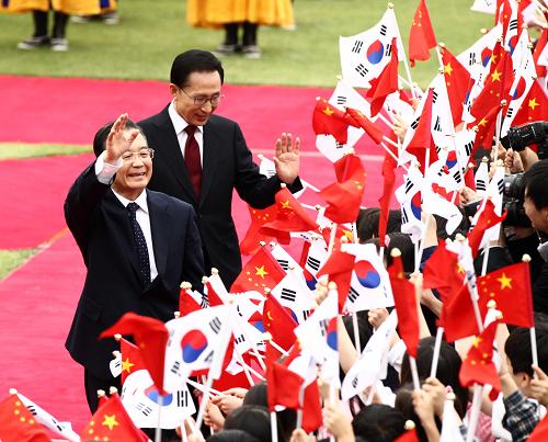 5月28日,韓國(guó)總統(tǒng)李明博在首爾青瓦臺(tái)總統(tǒng)府舉行儀式歡迎中國(guó)國(guó)務(wù)院總理溫家寶。新華社記者 龐興雷 攝
